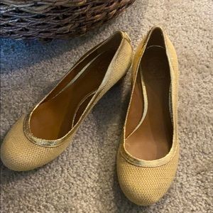Classic and rare Tory Burch rattan pumps!